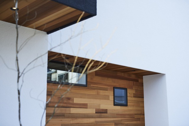 窓は小さくシンプルに es ARCHITECT株式会社の施工事例 SHIKAKU / しかっこいい家 (四角くて、かっこいい)　