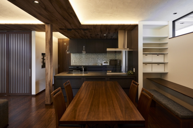 収納に長けたキッチン es ARCHITECT株式会社の施工事例 SHIKAKU / しかっこいい家 (四角くて、かっこいい)　