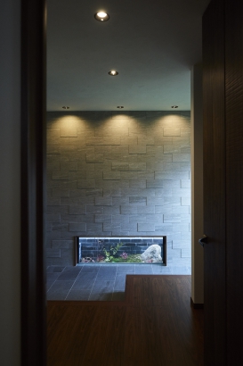玄関の間接照明 es ARCHITECT株式会社の施工事例 SHIKAKU / しかっこいい家 (四角くて、かっこいい)　