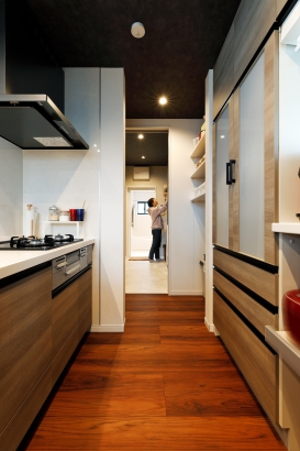 家事導線を意識したキッチン es ARCHITECT株式会社の施工事例 FAMILY/家族時間を楽しむ大空間の家