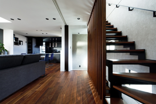スケルトンな鉄骨階段が空間を伸びやかに魅せる es ARCHITECT株式会社の施工事例 URBAN / 都会を楽しむ洗練された3階建て住宅