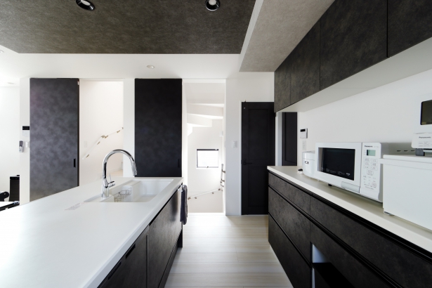 モノトーンで統一されたキッチン es ARCHITECT株式会社の施工事例 POSSIBILITY / 可能性を追求した2階リビングの家