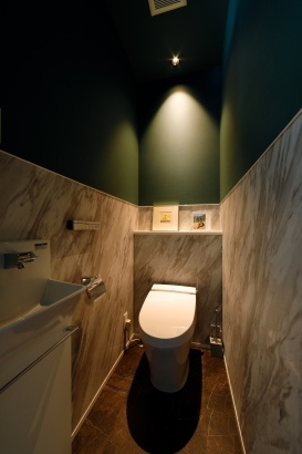 トイレ es ARCHITECT株式会社の施工事例 SUSTAINABLE/ 過去、現在、未来をつなぐ三世帯住宅