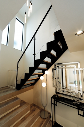 階段ホール es ARCHITECT株式会社の施工事例 CLASSY/ ファッショナブルで上品な住まい