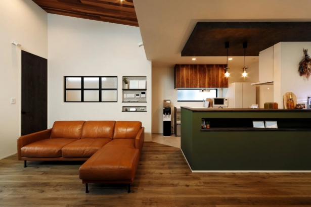 ダイニング・キッチン es ARCHITECT株式会社の施工事例 MOSS GREEN/居心地のいい、小上がり和室のある家
