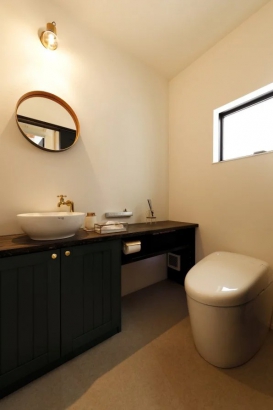 トイレ es ARCHITECT株式会社の施工事例 MOSS GREEN/居心地のいい、小上がり和室のある家