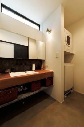 洗面脱衣室 es ARCHITECT株式会社の施工事例 MOSS GREEN/居心地のいい、小上がり和室のある家