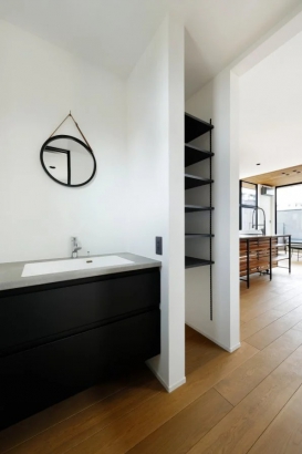 洗面スペース es ARCHITECT株式会社の施工事例 デザインと暮らしやすさを追求した、 2階リビングの家