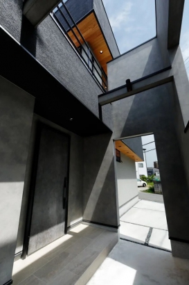 玄関ポーチ es ARCHITECT株式会社の施工事例 デザインと暮らしやすさを追求した、 2階リビングの家
