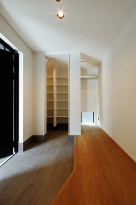 玄関 es ARCHITECT株式会社の施工事例 デザインと暮らしやすさを追求した、 2階リビングの家