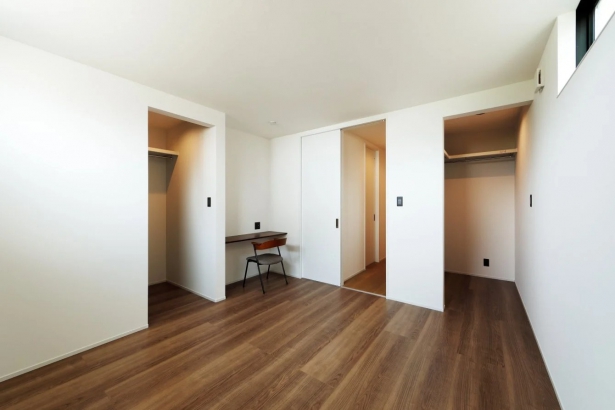洋室 es ARCHITECT株式会社の施工事例 デザインと暮らしやすさを追求した、 2階リビングの家