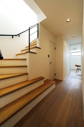 階段 es ARCHITECT株式会社の施工事例 デザインと暮らしやすさを追求した、 2階リビングの家