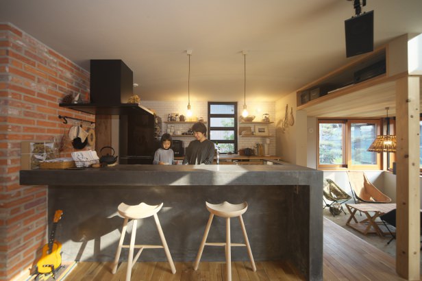 キッチンはコンクリートの質感 株式会社桝田工務店の施工事例 旗竿地で建てた森の隠れ家
