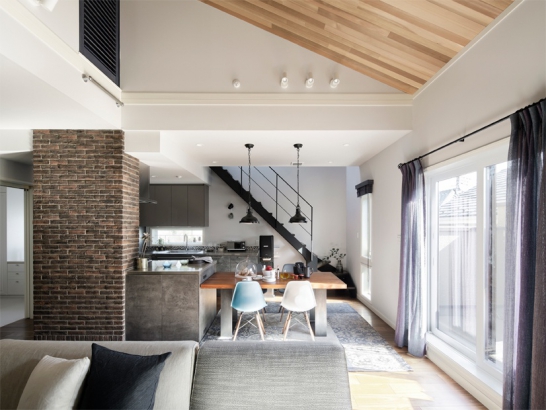 子世帯のリビング 三井ホーム株式会社の施工事例 インダストリアルデザインを目指した二世帯住宅
