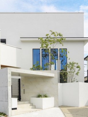 デザイン性豊かなアプローチと外壁 三井ホーム株式会社の施工事例 内と外、2つのリビングに癒される家です。