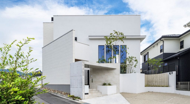 白いモダンスタイルのシャープな外観 三井ホーム株式会社の施工事例 内と外、2つのリビングに癒される家です。