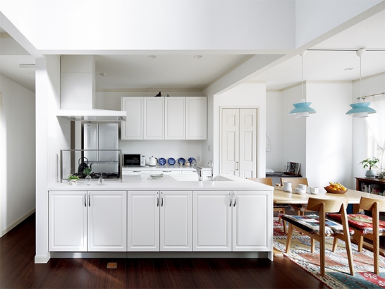 白を基調としたキッチン 三井ホーム株式会社の施工事例 視界が広がる、心地よい平屋の家