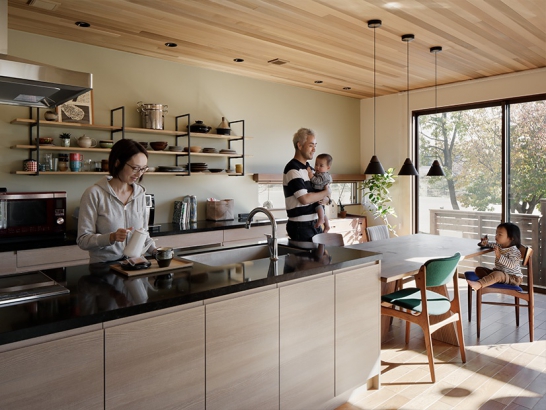 黒の天板のアイランドキッチン 三井ホーム株式会社の施工事例 木の温もりと自然の恵みを感じる家