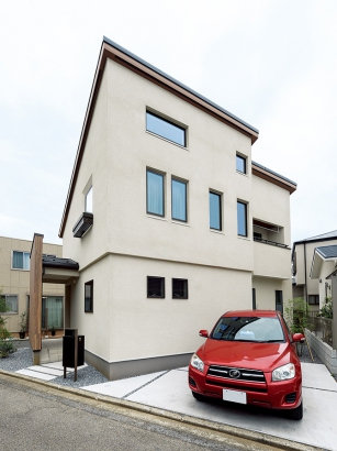 敷地を無駄なく使う 三井ホーム株式会社の施工事例 硬質な素材と木の温もりが調和した家。