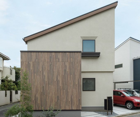 シンプルな形状の外観 三井ホーム株式会社の施工事例 硬質な素材と木の温もりが調和した家。