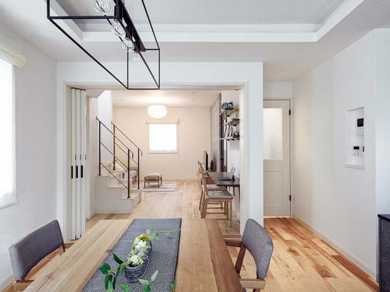 リビングダイニング 三井ホーム株式会社の施工事例 硬質な素材と木の温もりが調和した家。