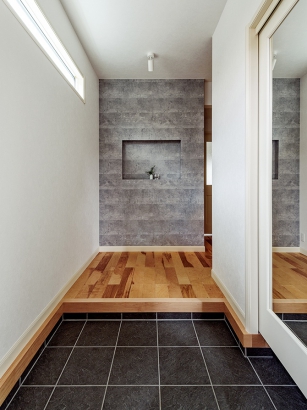 無垢材の質感を生かしたフローリング 三井ホーム株式会社の施工事例 硬質な素材と木の温もりが調和した家。
