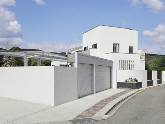  三井ホーム株式会社の施工事例 庭に大きく開く、モダンな白い家です。