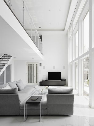  三井ホーム株式会社の施工事例 庭に大きく開く、モダンな白い家です。