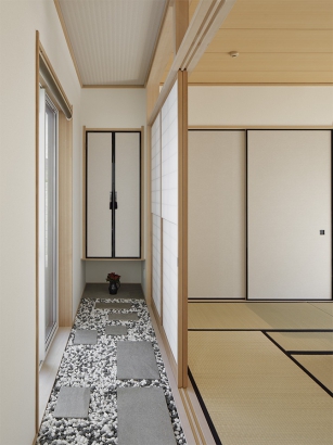 石庭風にタイル 三井ホーム株式会社の施工事例 庭に大きく開く、モダンな白い家です。