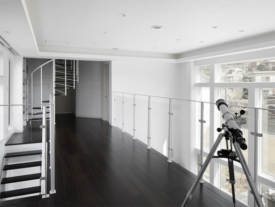 2階のホール 三井ホーム株式会社の施工事例 庭に大きく開く、モダンな白い家です。