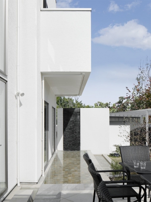 庭に水盤を設けるというストーリー 三井ホーム株式会社の施工事例 庭に大きく開く、モダンな白い家です。