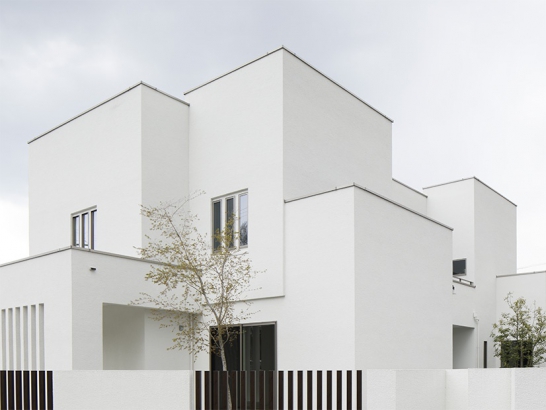 白い箱を組み合わせたようなモダンなデザイン 三井ホーム株式会社の施工事例 庭に大きく開く、モダンな白い家です。