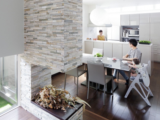 2階がリビングダイニングキッチン 三井ホーム株式会社の施工事例 シンプルなデザインに質感豊かな素材が映える家