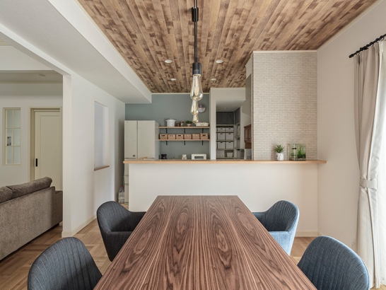 オープンキッチン 三井ホーム株式会社の施工事例 温もり漂うビンテージテイストの住まいです。