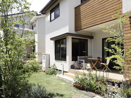 芝生を敷き詰めた庭 三井ホーム株式会社の施工事例 庭へと続く、外と室内とのつながりを大切にした家。