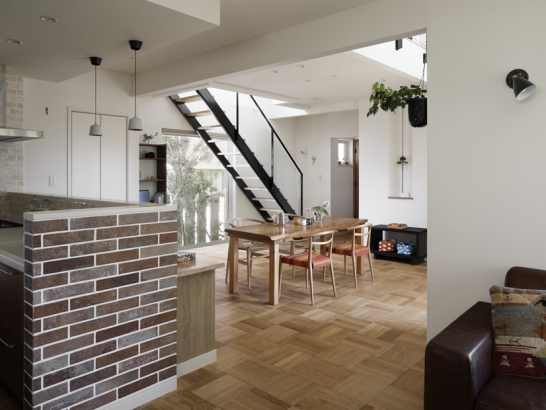 スケルトンの階段 三井ホーム株式会社の施工事例 庭へと続く、外と室内とのつながりを大切にした家。