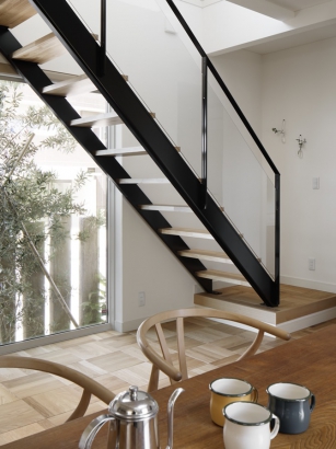 階段の抜け感が一段と映える 三井ホーム株式会社の施工事例 庭へと続く、外と室内とのつながりを大切にした家。