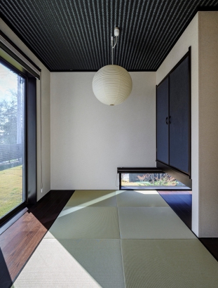 リビング横にある和室 三井ホーム株式会社の施工事例 シャープな輪郭が青空に映える、モダンデザインの平屋