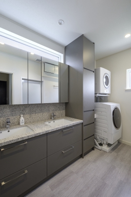 【当社施工例】水回りをLDKと同じ2階に確保。洗面台の横には洗濯機とガス乾燥機を配し、洗濯、乾燥をこの部屋だけで完了できるようになっている。