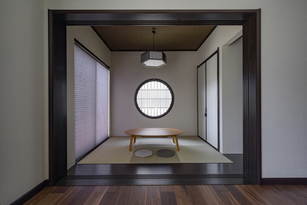 【当社施工例】リビング内の和室は、客間としての使用も考慮して、R壁のミニ床の間を設けて落ち着ける雰囲気に。普段は開け放してリラックススペースとして活用。