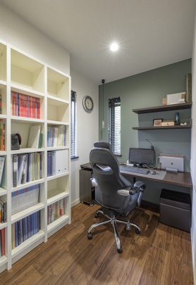 【当社施工例】2階に設けたご主人の書斎。約3畳のコンパクトな空間だが、デスク、本棚を造り付けて、空間を効率的に活用している。