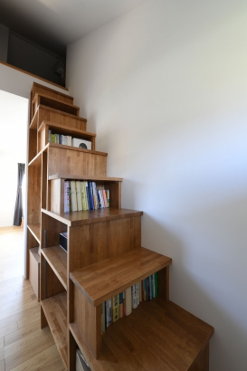 階段としても使える本棚 株式会社あんじゅホームの施工事例 家事ラクで、 家族の時間が増える家