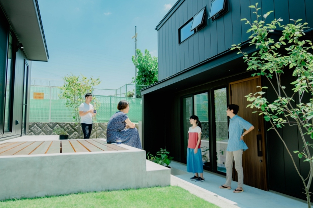 2つの家に囲まれたスキップテラス 冨田建設株式会社の施工事例 1つの庭で繋がる2つのおうち-North side-