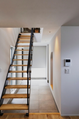 階段 冨田建設株式会社の施工事例 外を暮らしに取り組む、くつろぎのコートハウス