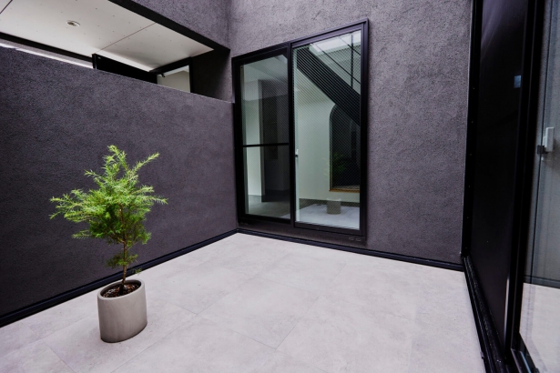 中庭 冨田建設株式会社の施工事例 外を暮らしに取り組む、くつろぎのコートハウス