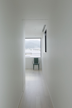 3階廊下～主寝室 冨田建設株式会社の施工事例 デザイナーがこだわりぬいた自邸