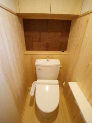 落ち着ける空間のトイレ 株式会社市川工務店の施工事例 四季を生きる家『現代町屋』