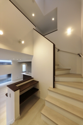 ギャラリーのある階段室が光井戸に ヒロタ建設株式会社の施工事例 動線の中心に光井戸のある家