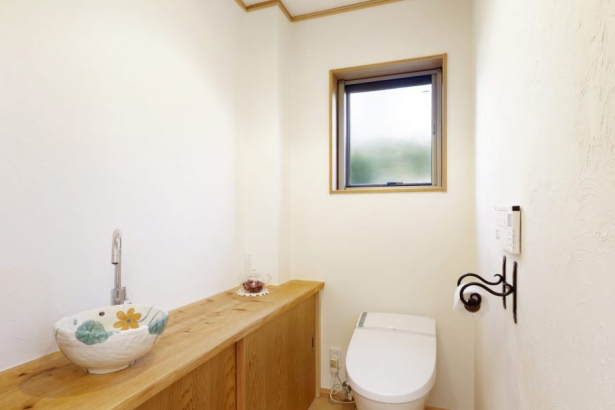 トイレ 株式会社ブリーズ・カンパニーの施工事例 ミニマムデザインなのに大空間、温かみが感じられる南欧風の住まい
