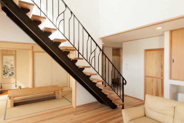 スケルトン階段 株式会社ブリーズ・カンパニーの施工事例 LDKと和室をつなげると、約30畳もの大空間を楽しめる住まい